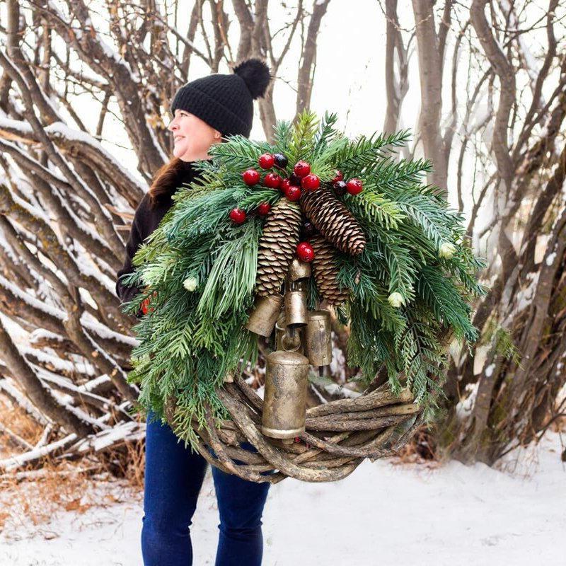 Farmhouse Christmas Wreath – Pine Cone & Bell, 17 Inch