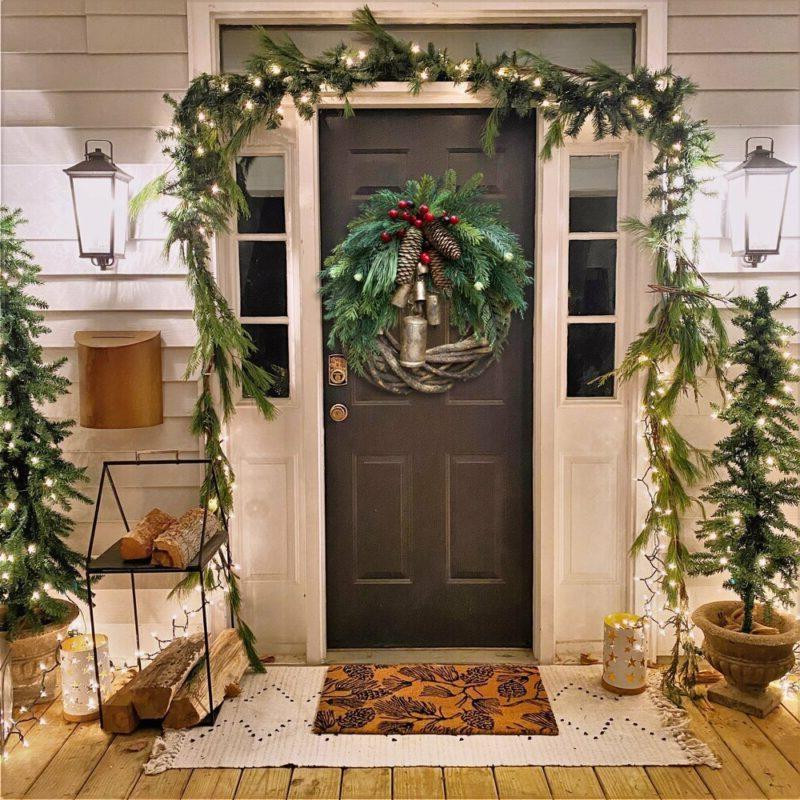 Farmhouse Christmas Wreath – Pine Cone & Bell, 17 Inch