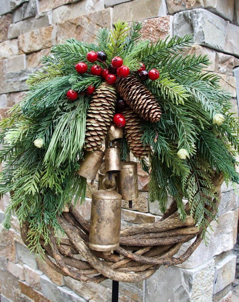Farmhouse Christmas Wreath – Pine Cone & Bell, 17 Inch